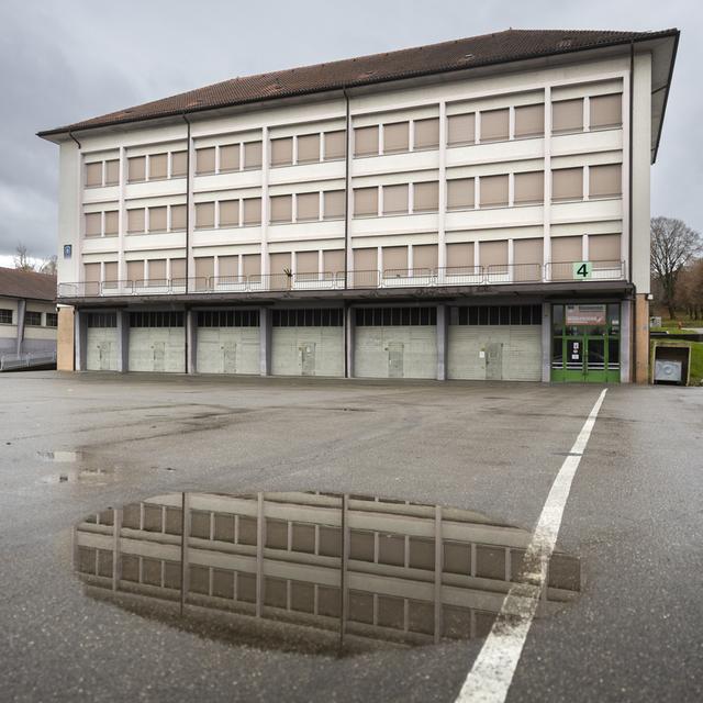 Propriété de la Confédération, la caserne de la Poya passera bientôt aux mains du canton de Fribourg. [Keystone - Peter Klaunzer]