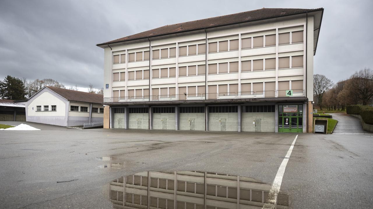 Propriété de la Confédération, la caserne de la Poya passera bientôt aux mains du canton de Fribourg. [Keystone - Peter Klaunzer]