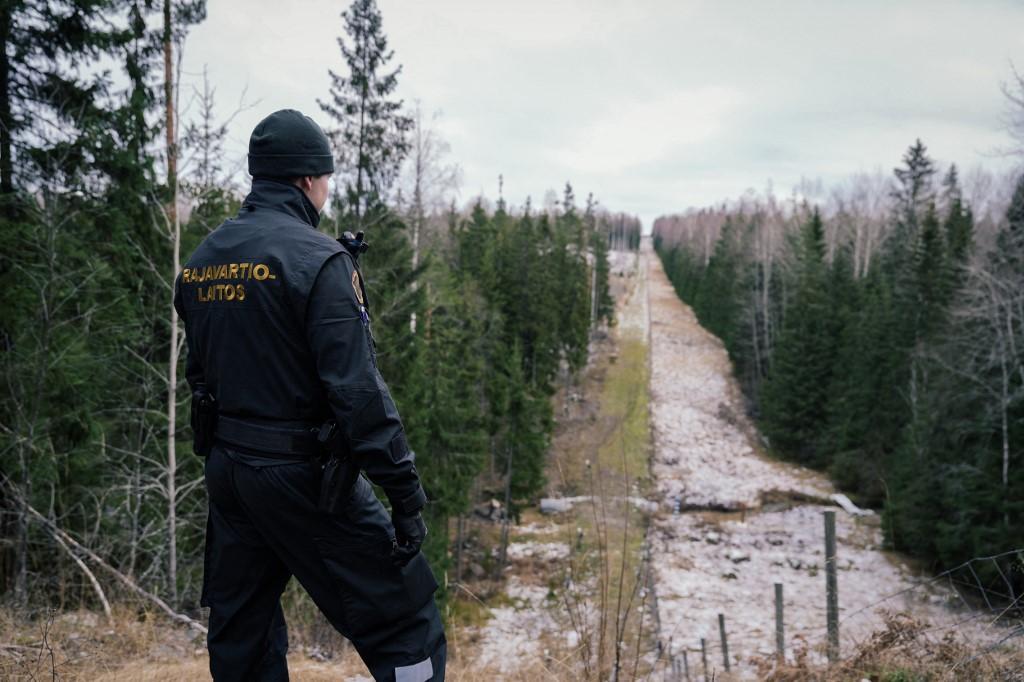 Un garde-frontière à la frontière entre la Russie et la Finlande près d'Imatra. [AFP - Alessandro Rampazzo]