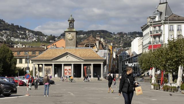 Des personnes marchent sur la place du marché et devant La Grenette de la ville de Vevey (image d'illustration). [Keystone - Noemi Cinelli]