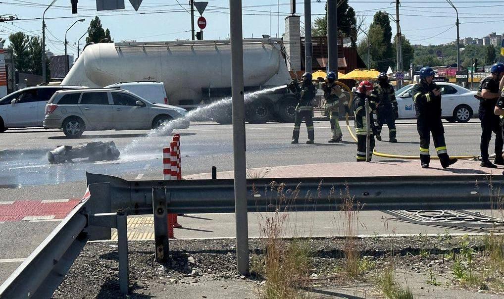 Les fragments d'un missile russe abattu au-dessus de Kiev est refroidi par les équipes de secours ukrainiennes. [Reuters - Kiev City Military Administration/Handout]