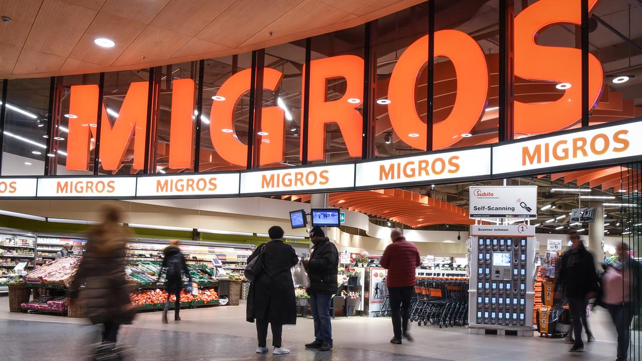 Migros travaille à la mise en place d'une nouvelle société chargée de centraliser les activités des supermarchés. [Keystone - Melanie Duchene]