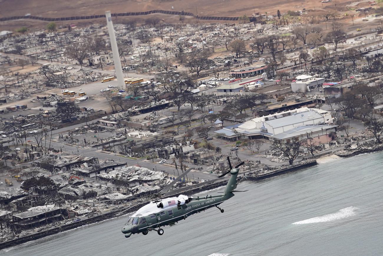Joe Biden a survolé en hélicoptère les zones dévastées de l'île de Maui. [Keystone - Evan Vucci - AP Photo]