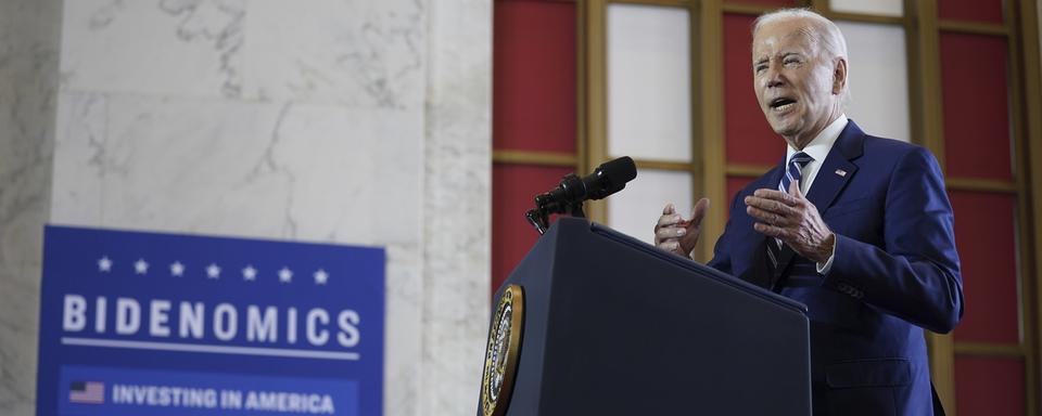 Le président américain Joe Biden prononce un discours sur l'économie le 28 juin 2023, à l'ancienne poste de Chicago. [Keystone - AP Photo/Evan Vucci]