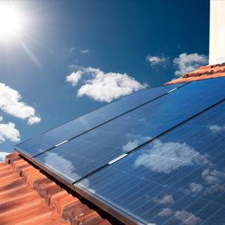 Les Vert-e-s veulent lancer une initiative visant à installer des panneaux solaires sur chaque toit. [Fotolia]