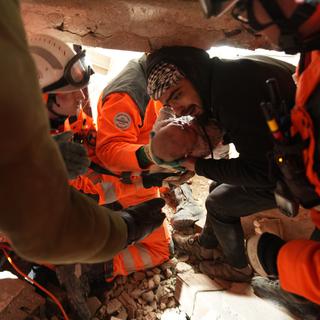 Les secouristes suisses sauvent un bébé de 6 mois après le séisme en Turquie, Hatay. [Keystone - Michael Fichter]