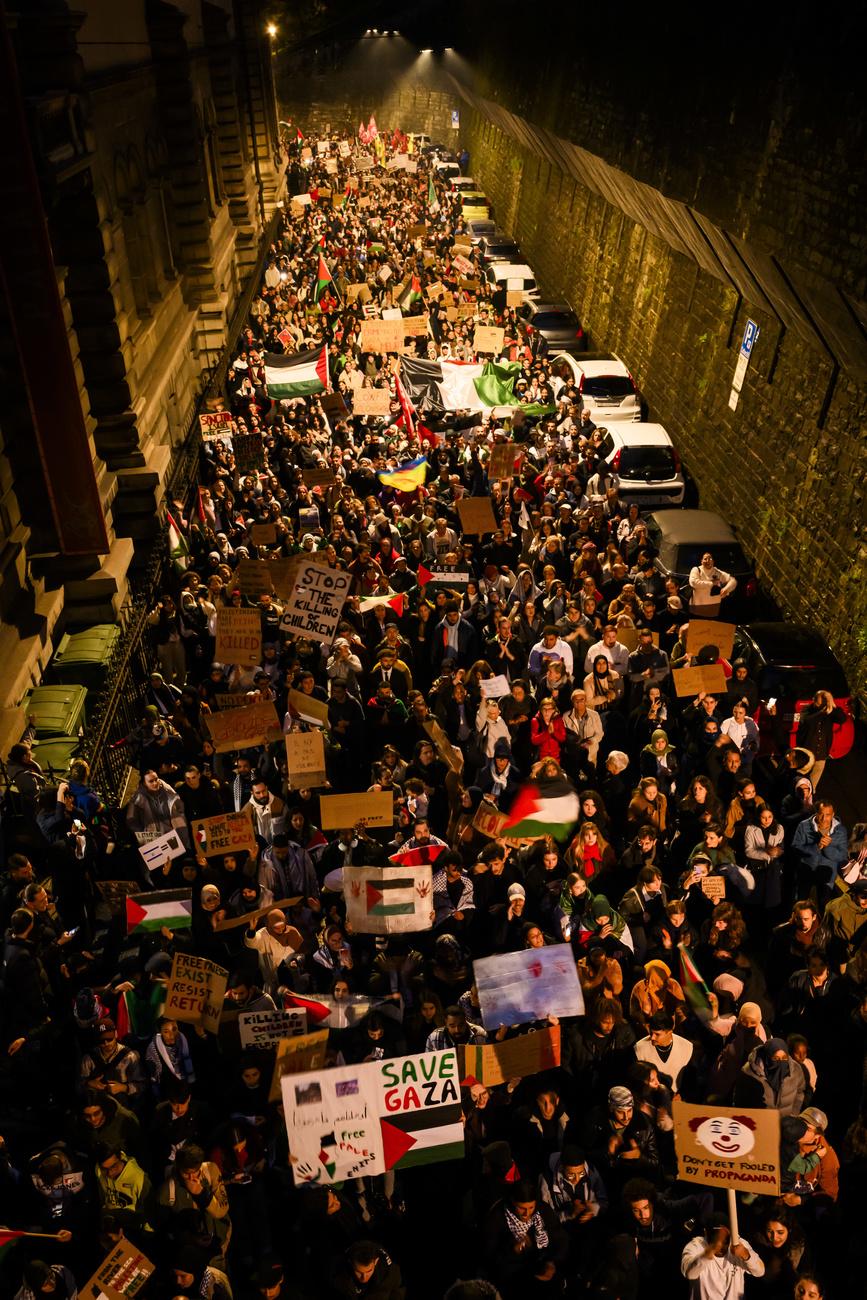 Environ 4500 personnes à Lausanne en soutien à la Palestine. [Keystone - Jean-Christophe Bott]