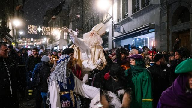 Saint Nicolas a attiré plus de 30'000 personnes dans les rues de Fribourg. [Keystone - Adrien Perritaz]