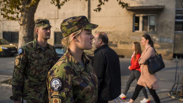 Deux membres de la Swisscoy, compagnie de l'armée suisse pour la promotion de la paix au Kosovo. [Keystone - Jean-Christophe Bott]