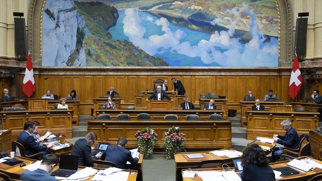 Le conseiller national Pierre-Yves Maillard s'exprime dans le débat sur les réformes LPP à Berne. [Keystone - Peter Klaunzer]