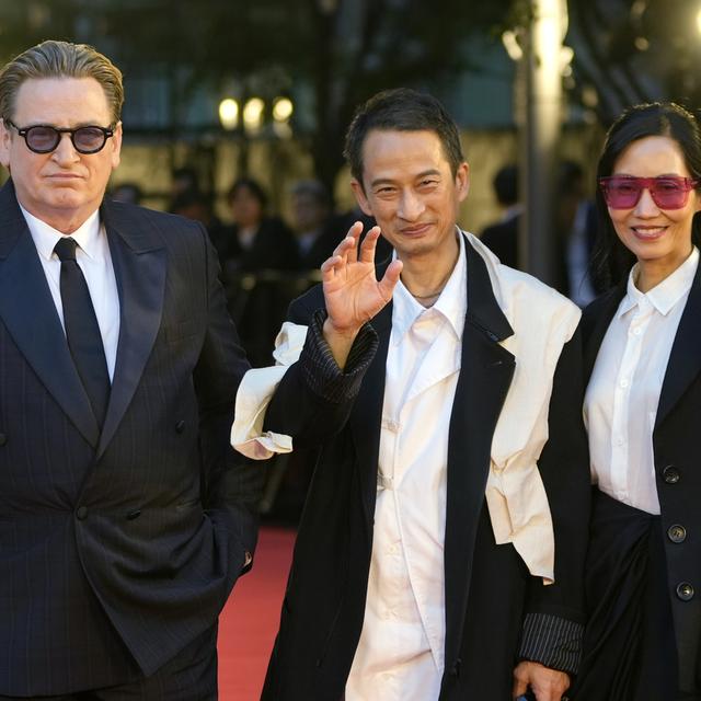 Benoit Magimel, Tran Anh Hung et Tran Nu Yen Khe au festival international du film de Tokyo en octobre 2023. [Keystone - Shuji Kajiyama]