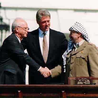 Bill Clinton avec Yitzhak Rabin et Yasser Arafat à la maison Blanche le 13.09.1993. [Domaine public]