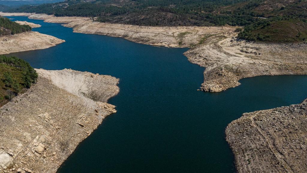 La rivière du Lindoso Dam au Portugal avait déjà subit une grande sécheresse en 2022. [Anadolu Agency via afp - Omar Marques]