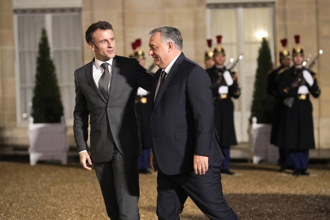 Le président français Emmanuel Macron accueille le Premier ministre hongrois Viktor Orban lors d'une rencontre au palais de l'Élysée, à Paris, lundi 13 mars 2023. [Keystone - Michel Euler / AP Photo]
