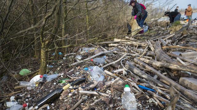 La quantité de plastique présente sur les plages du Léman constitue une menace grandissante pour le fragile écosystème. [Keystone - Gabriel Monnet]