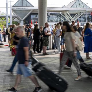 Une pétition issue de la société civile demande aux autorités de questionner le développement écologique de l'aéroport de Genève. [Keystone - Martial Trezzini]
