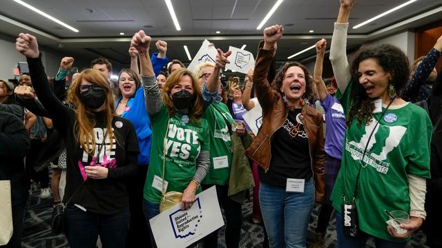 Vague de joie après l'annonce du résultat du vote pour la protection du droit à l'avortement à Columbus dans l'Ohio. [Adam Cairns]