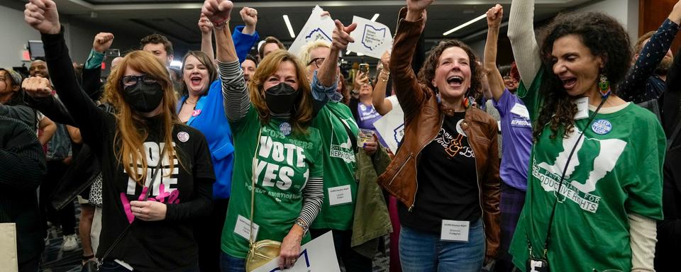 Vague de joie après l'annonce du résultat du vote pour la protection du droit à l'avortement à Columbus dans l'Ohio. [Adam Cairns]