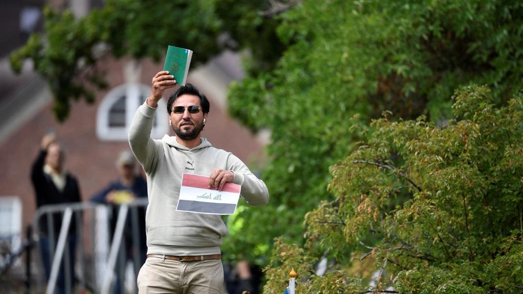 Jeudi un homme a piétiné le Coran devant l'ambassade d'Irak à Stockholm, renonçant toutefois à le brûler comme il l'avait annoncé. [afp - Oscar Olsson]