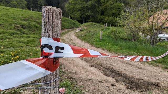 L'accident d'avion est survenu le samedi 20 mai 2023 dans une zone de forêt, escarpée et difficile d'accès sur la commune des Ponts-de-Martel (NE). Le secteur a été momentanément fermé au public. [RTS - Vincent Jacquat]