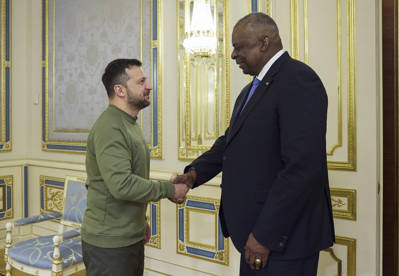 Le président ukrainien Volodymyr Zelensky et le secrétaire à la défense américain Lloyd Austin à Kiev, le 20 novembre 2023. [KEYSTONE - PRESIDENTIAL PRESS SERVICE HANDOUT]