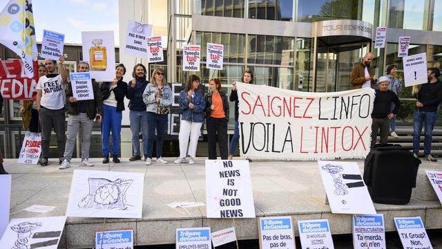 Une cinquantaine de collaborateurs de Tamedia ont entamé lundi matin à Lausanne un débrayage symbolique. [afp - Laurent Gillieron]