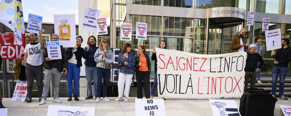 Une cinquantaine de collaborateurs de Tamedia ont entamé lundi matin à Lausanne un débrayage symbolique. [afp - Laurent Gillieron]