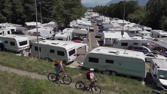 Face à un afflux "inédit" de gens du voyage, le canton de Vaud est en train de revoir sa politique d'accueil. [RTS]