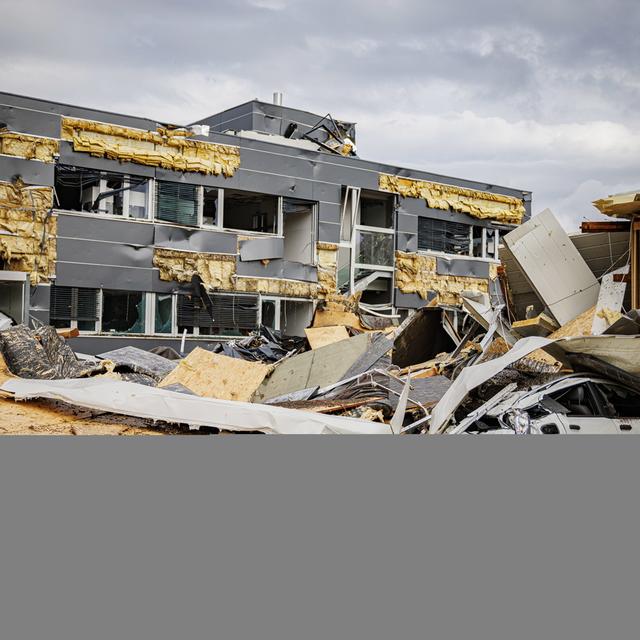 Un bâtiment détruit après la tempête à la Chaux-de-Fonds. [Keystone - EPA/Valentin Flauraud]