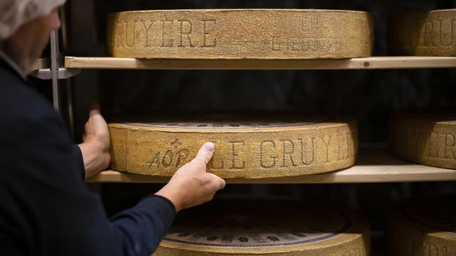 La production 2023 de gruyère réduite en raison d'un appétit en berne à l'étranger. [Keystone - Michael Buholzer]