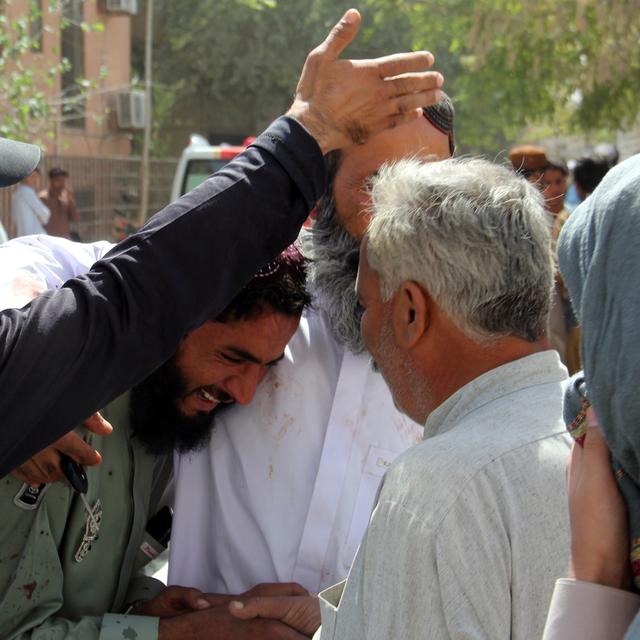 Les proches des victimes d'un attentat suicide dans une mosquée de Mastung réagissent après que les victimes ont été transférées vers des hôpitaux de Quetta, la capitale provinciale de la province du Baloutchistan, au Pakistan, le 29 septembre 2023. [reuters - Fayyaz Ahmed]