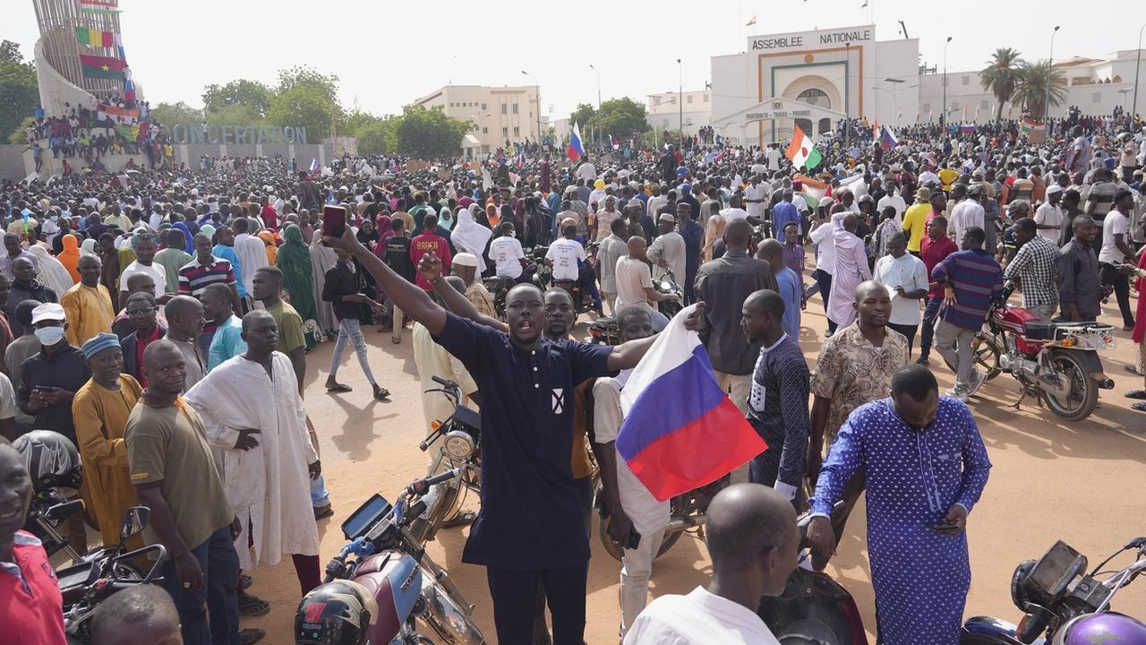 Des Nigériens, certains portant des drapeaux russes, participent à une marche organisée par les partisans du chef du coup d'État, le général Abdourahmane Tchiani, à Niamey, au Niger, le dimanche 30 juillet 2023. [ap photo / Keystone - Sam Mednick]