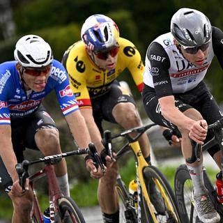 Matthieu van der Poel (en bleu) Wout van Aert (en jaune) et Tadej Pogacar (en blanc) s'avancent en favoris du Tour des Flandres. [Imago - Jasper Jacobs]