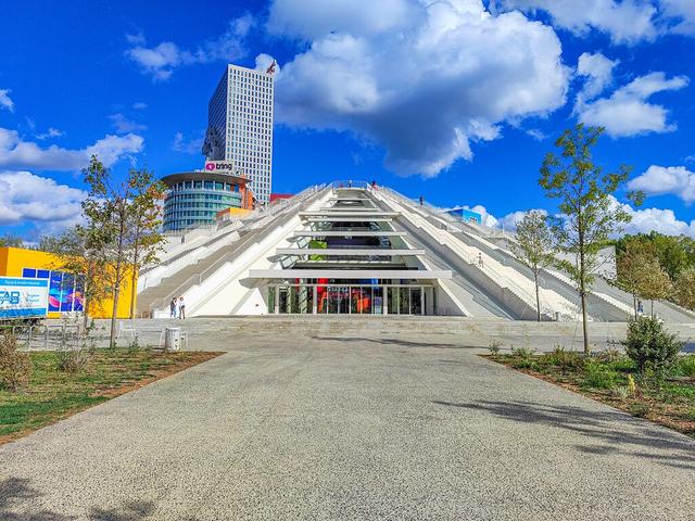 La pyramide de Tirana. [CC BY-SA 4.0 - BBB2021]