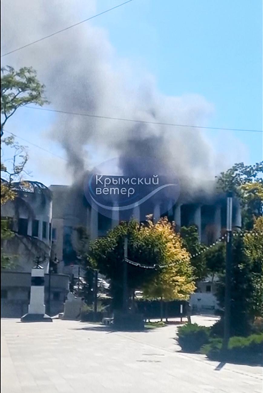 Une image tirée d'une vidéo montre de la fumée s'élevant du quartier général de la flotte russe de la mer Noire à Sébastopol, en Crimée. [Keystone - AP Photo]