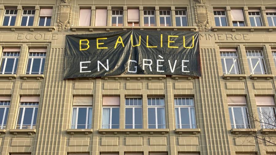 La banderole déployée sur la façade du Gymnase de Beaulieu, à Lausanne, le 9 février 2023. [SSP]