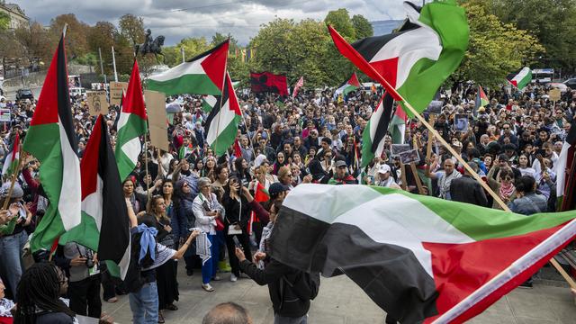 Des manifestants pro-palestiniens à Genève le 14 octobre 2023. [Keystone - Martial Trezzini]