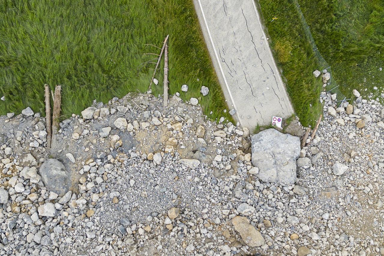 La coulée au-dessus de Brienz (GR) a coupé la route, mais épargné le village. [Keystone - Michael Buholzer]