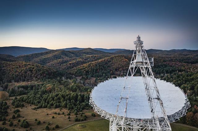 Un réseau de radiotélescopes d'Europe, d'Amérique du Nord, d'Inde, d'Australie et de Chine ont capté les ondes gravitationnelles générées par des trous noirs. [Keystone - Jay Young - Green Bank Observatory via AP]