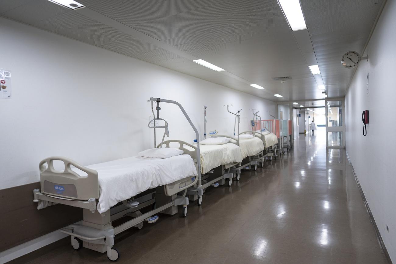 Certains lits restent inoccupés dans les hôpitaux universitaires en raison du manque de personnel. [Keystone - Gaetan Bally]