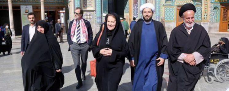 En revêtant le tchador pour visiter Qom, haut lieu de l’islam chiite iranien, Nadine Olivieri Lozano, ambassadrice de Suisse en Iran, a provoqué un tollé sur la toile. [RTS]