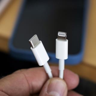 Apple abandonne son propre chargeur et adapte l'iPhone au port universel USB-C [Keystone - Christian Beutler]