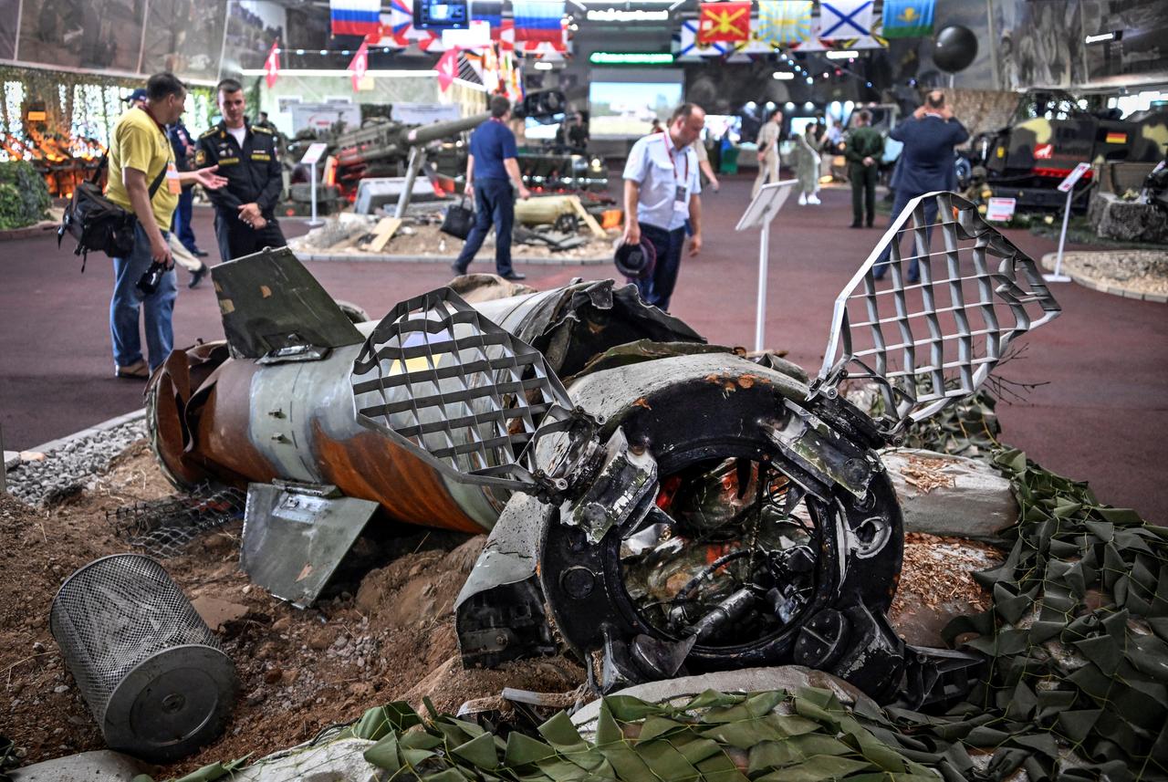 Des personnes inspectent l'épave d'un missile opérationnel-tactique ukrainien Tochka-U sur le terrain d'exposition du parc patriotique de Kubinka, à l'extérieur de Moscou, le 15 août 2023, lors du Forum militaire Armée-2023. [AFP - ALEXANDER NEMENOV]