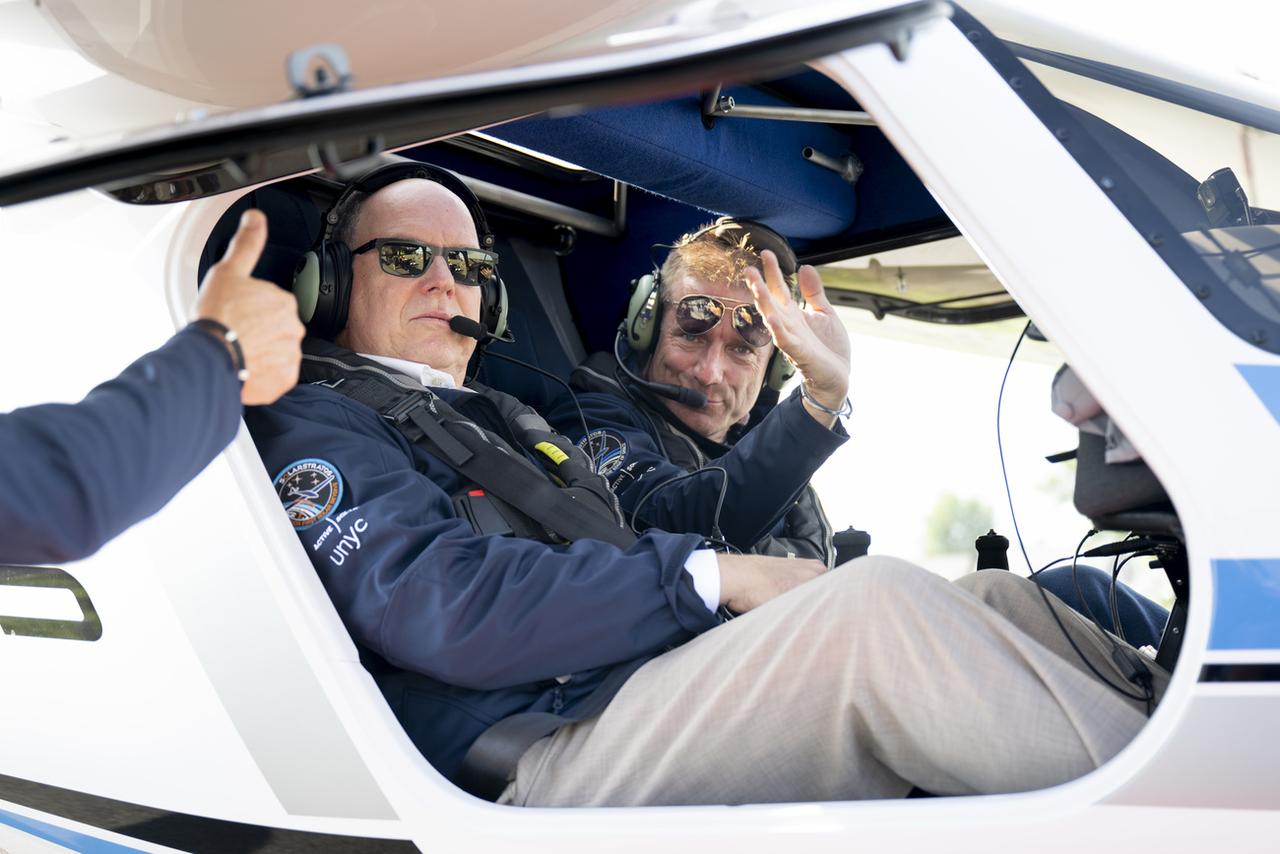 Le prince Albert II de Monaco s'est envolé lundi à bord d'un petit avion électrique avec Raphaël Domjan en direction de Colombier (NE). [KEYSTONE - LAURENT GILLIERON]