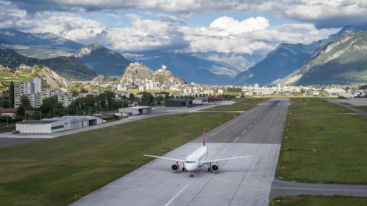 Les jets privés sont toujours plus nombreux dans le ciel valaisan. [Keystone - Olivier Maire]