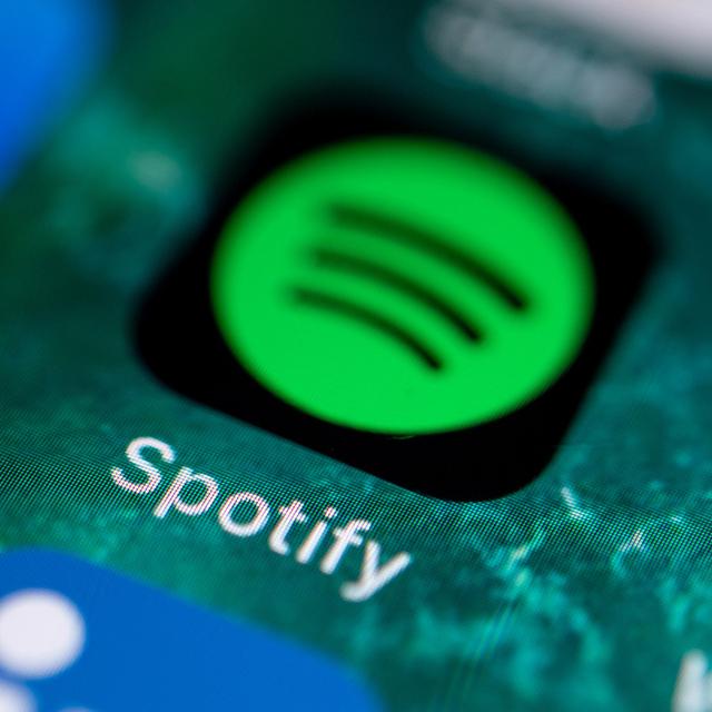 Le numéro un mondial des plateformes audio Spotify a annoncé lundi une réduction de ses effectifs d'"environ 17%". [Keystone - Fabian Sommer]