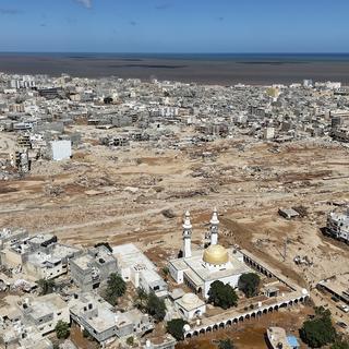 En Libye, la ville de Derna a été traversée par d'importantes inondations dont on peut voir le tracer. [Keystone - Muhammad J. Elalwany]