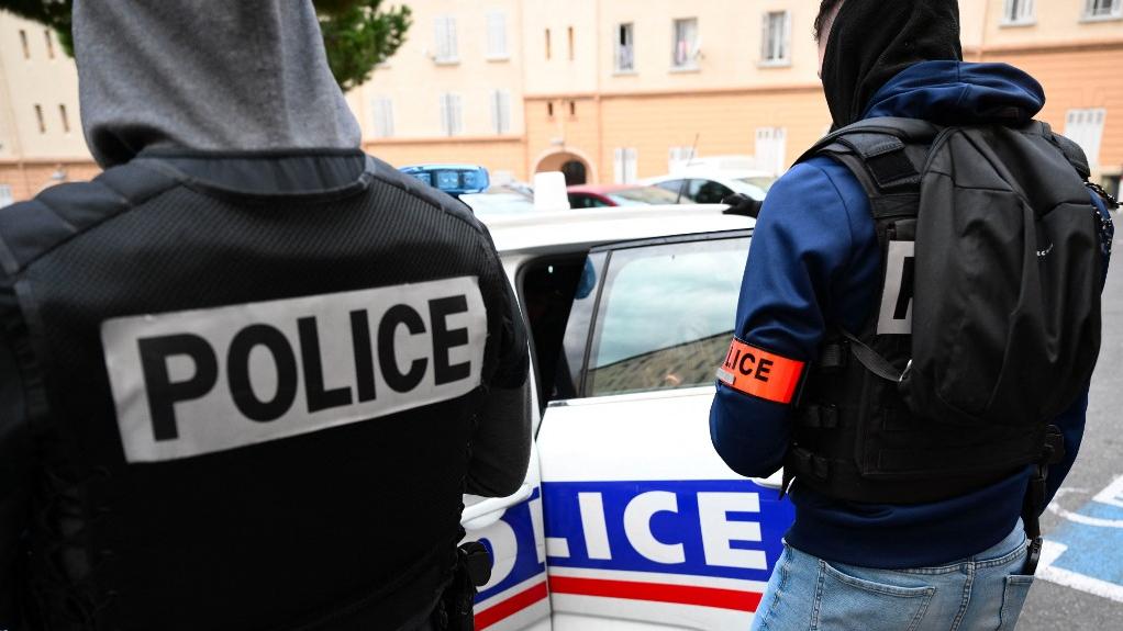 Des policiers de l'Unité Stupéfiants Economie Souterraine (USES) opèrent dans le quartier nord de Marseille, dans le sud de la France, le 31 mars 2023. [AFP - Christophe Simon]