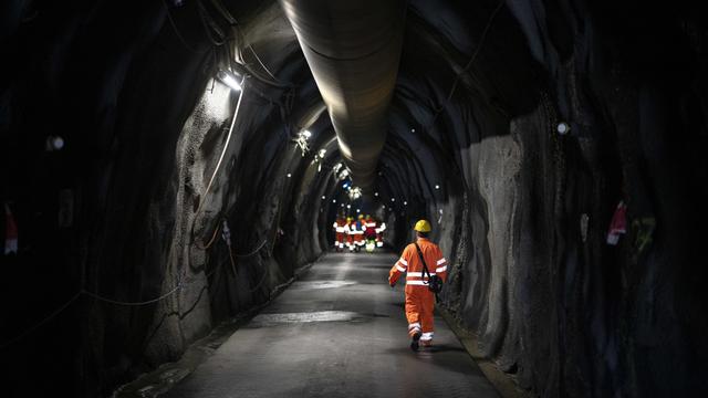 A Brienz, une galerie de drainage doit empêcher le village grison de glisser. [Keystone - Gian Ehrenzeller]