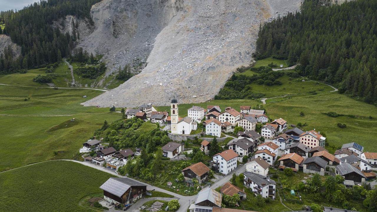 Le village de Brienz a été épargné par un grand éboulement le 16 juin dernier. [Keystone]